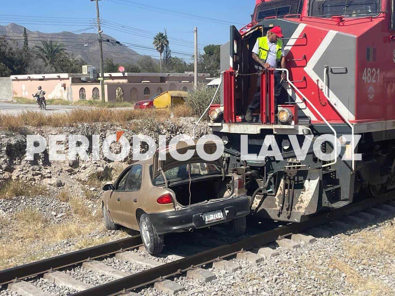 Vehículo se atraviesa al tren debido a falla en frenos