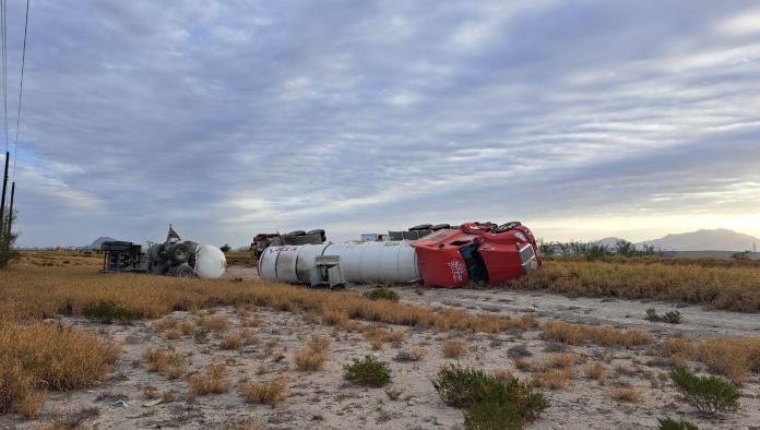 Vuelca tráiler cargado con 60 mil litros de diésel