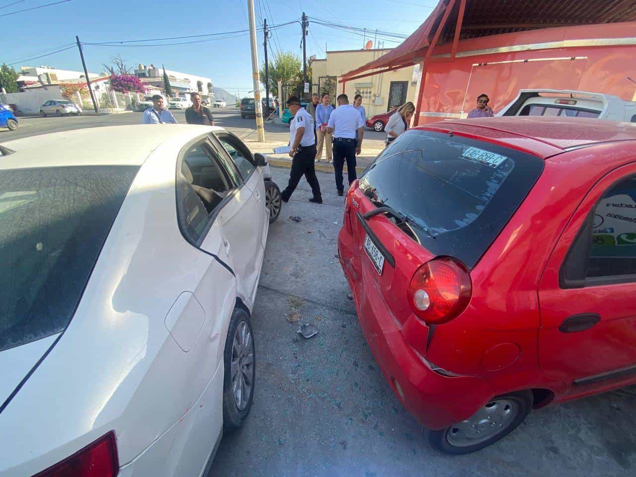 Esquiva auto para no chocar y le sale peor