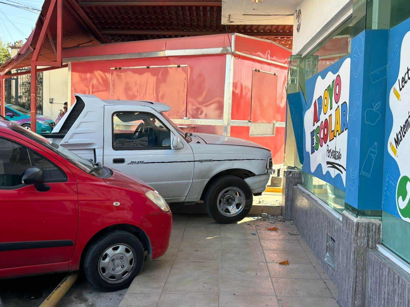 Esquiva auto para no chocar y le sale peor