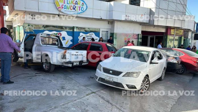 Esquiva auto para no chocar y le sale peor