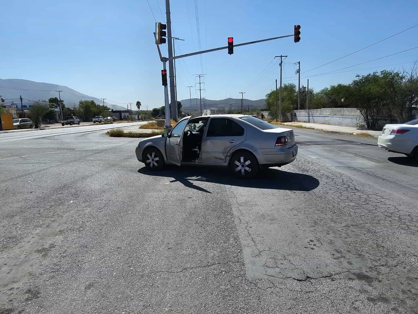 Le arranca defensa a su auto en choque