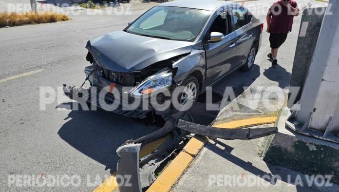 Le arranca defensa a su auto en choque