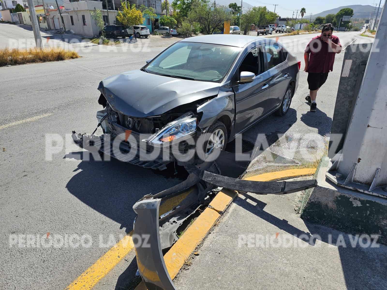 Le arranca defensa a su auto en choque