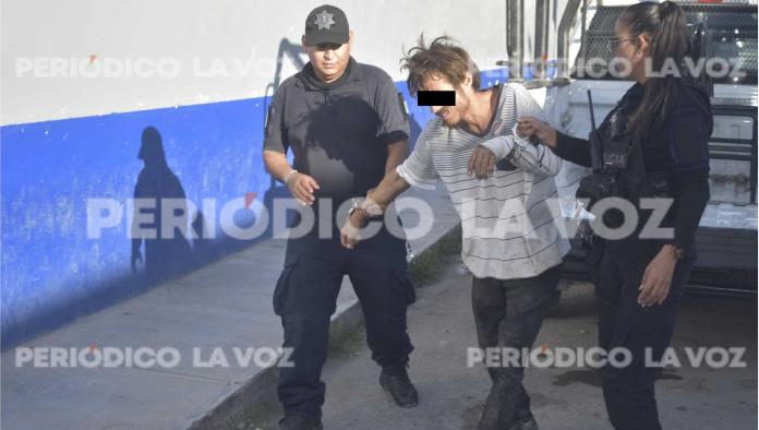 Cobraba a clientes de tienda por estacionamiento