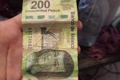 Paga sujeto con billete falso