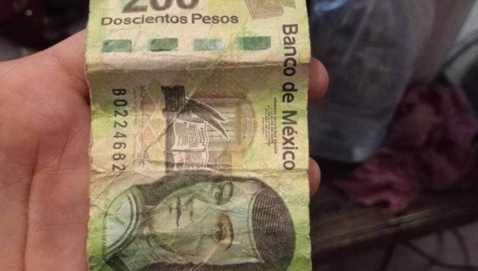 Paga sujeto con billete falso