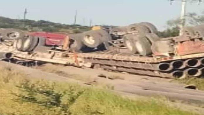 Vuelca Tráiler Cargado De Tubería En La Carretera Federal 57