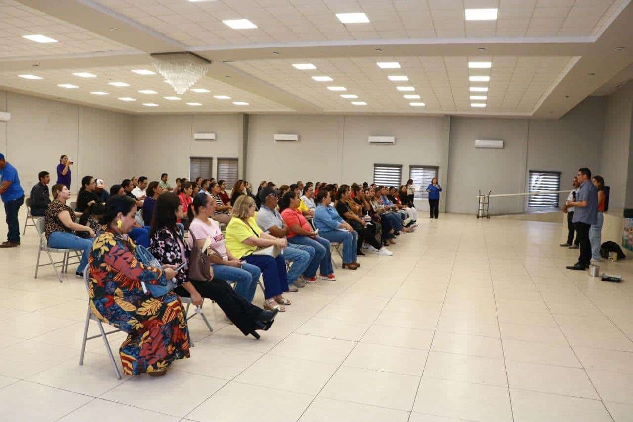 Capacitan a Docentes en Prevención del Dengue en Auditorio Municipal