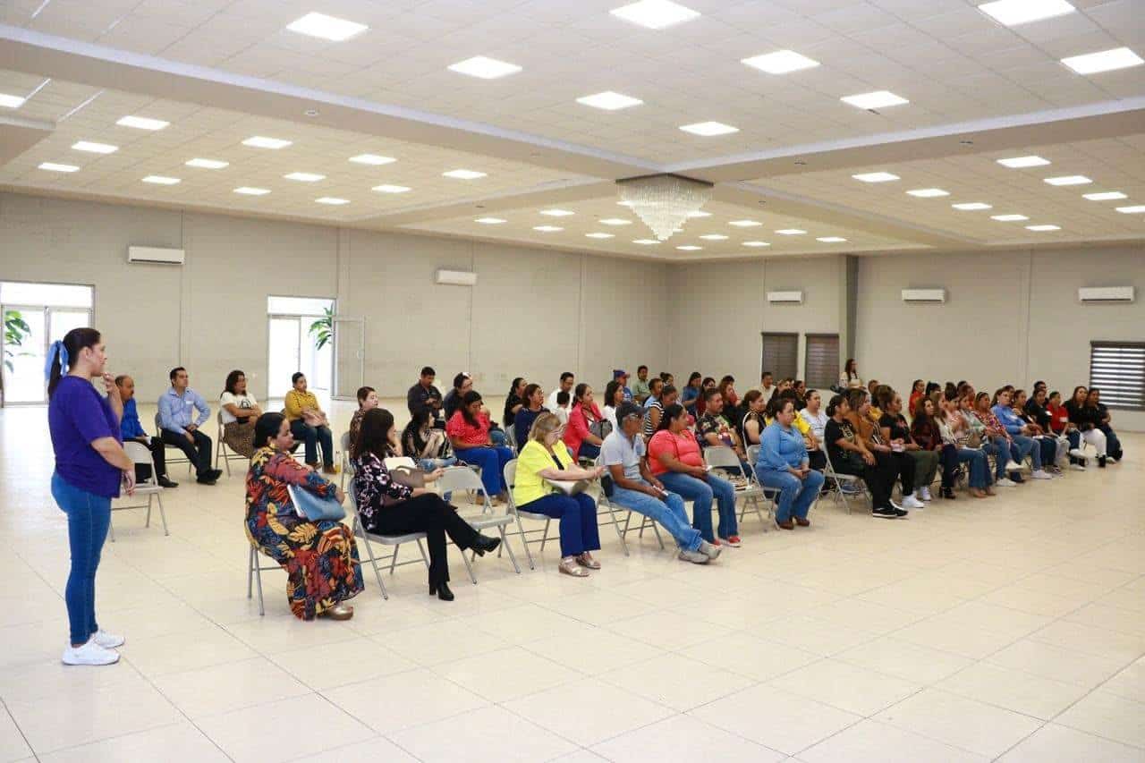 Capacitan a Docentes en Prevención del Dengue en Auditorio Municipal