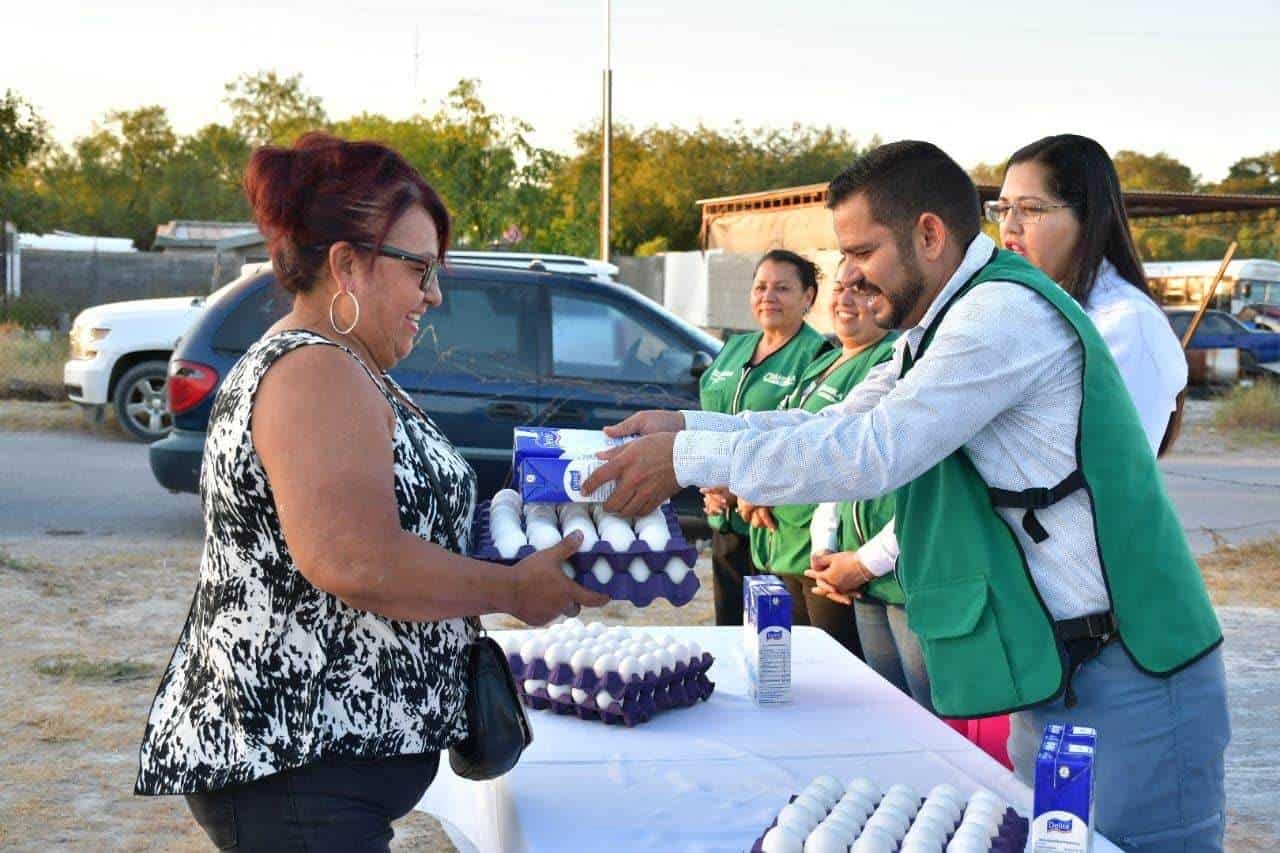 Entregan apoyo alimentario y vacunas en delegación Venustiano Carranza