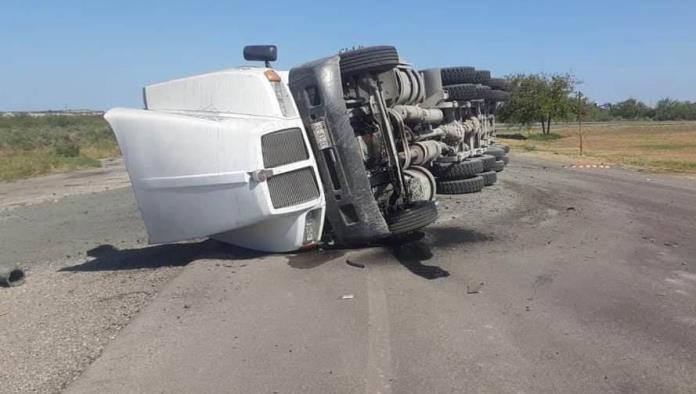 Tractocamión Volcado En Carretera Federal 57: Afortunadamente Sin Víctimas