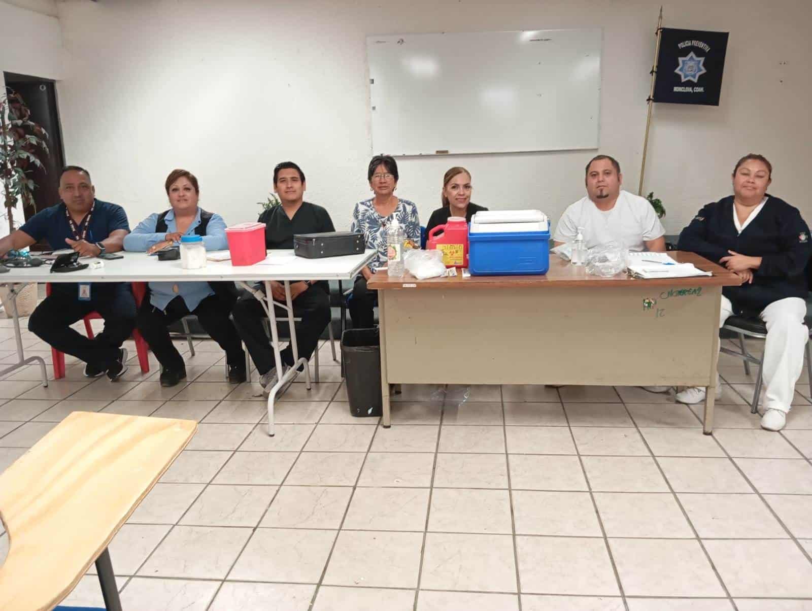 Vacunan a policías contra la influencia.