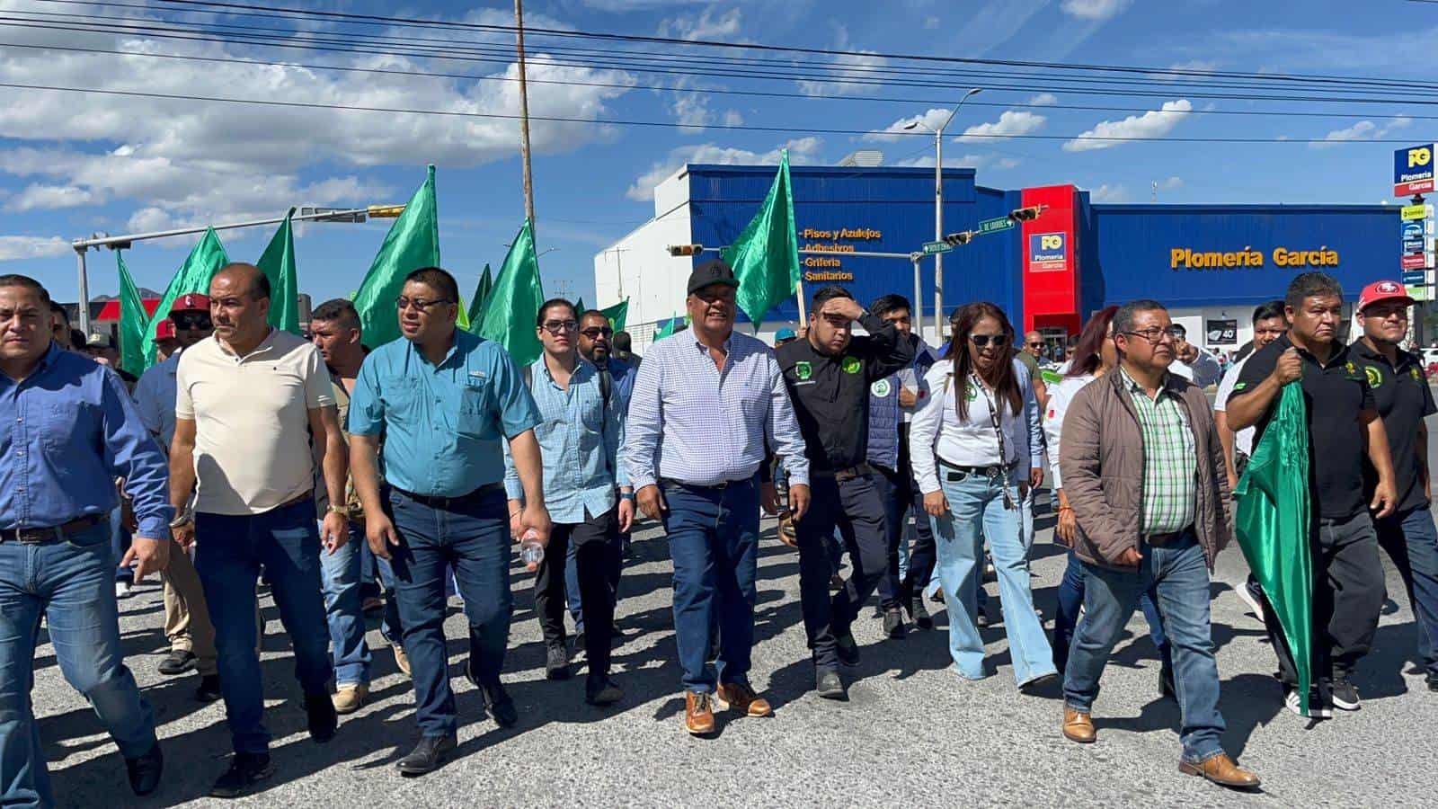 Miembros de la UNTA Coahuila en marcha junto a representantes de otros estados de la República.