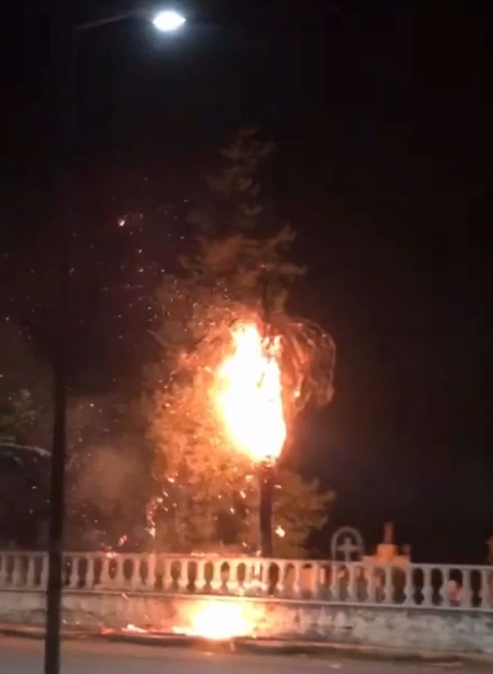 Maleantes incendiaron algunas áreas del panteón Santa Rosa (sector 1) en Múzquiz.