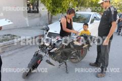 Estrella moto en auto estacionado