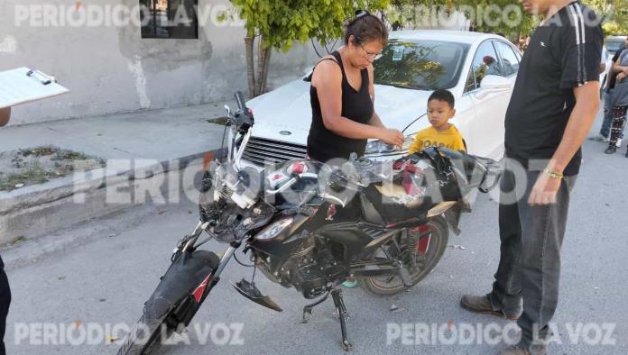 Estrella moto en auto estacionado