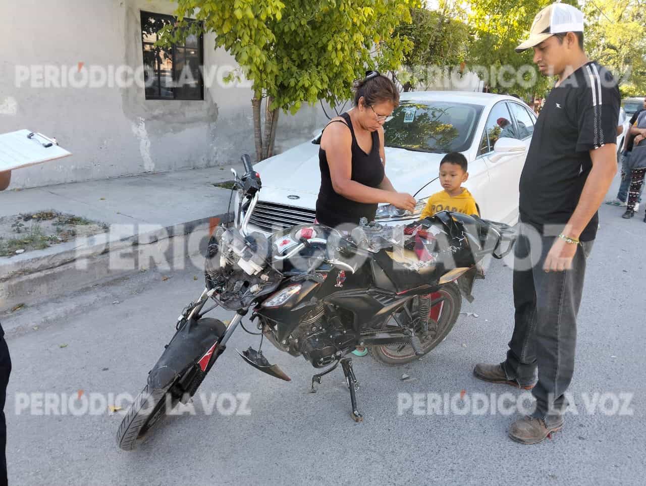 Estrella moto en auto estacionado