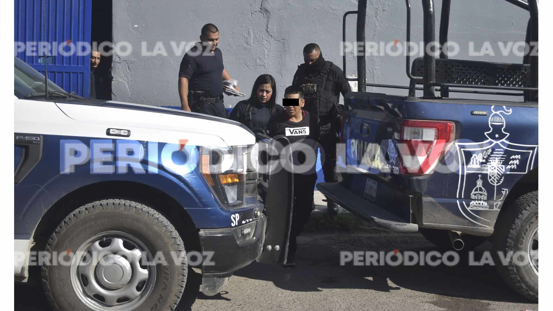 Se le ´echa´ encima a policía con un cuchillo