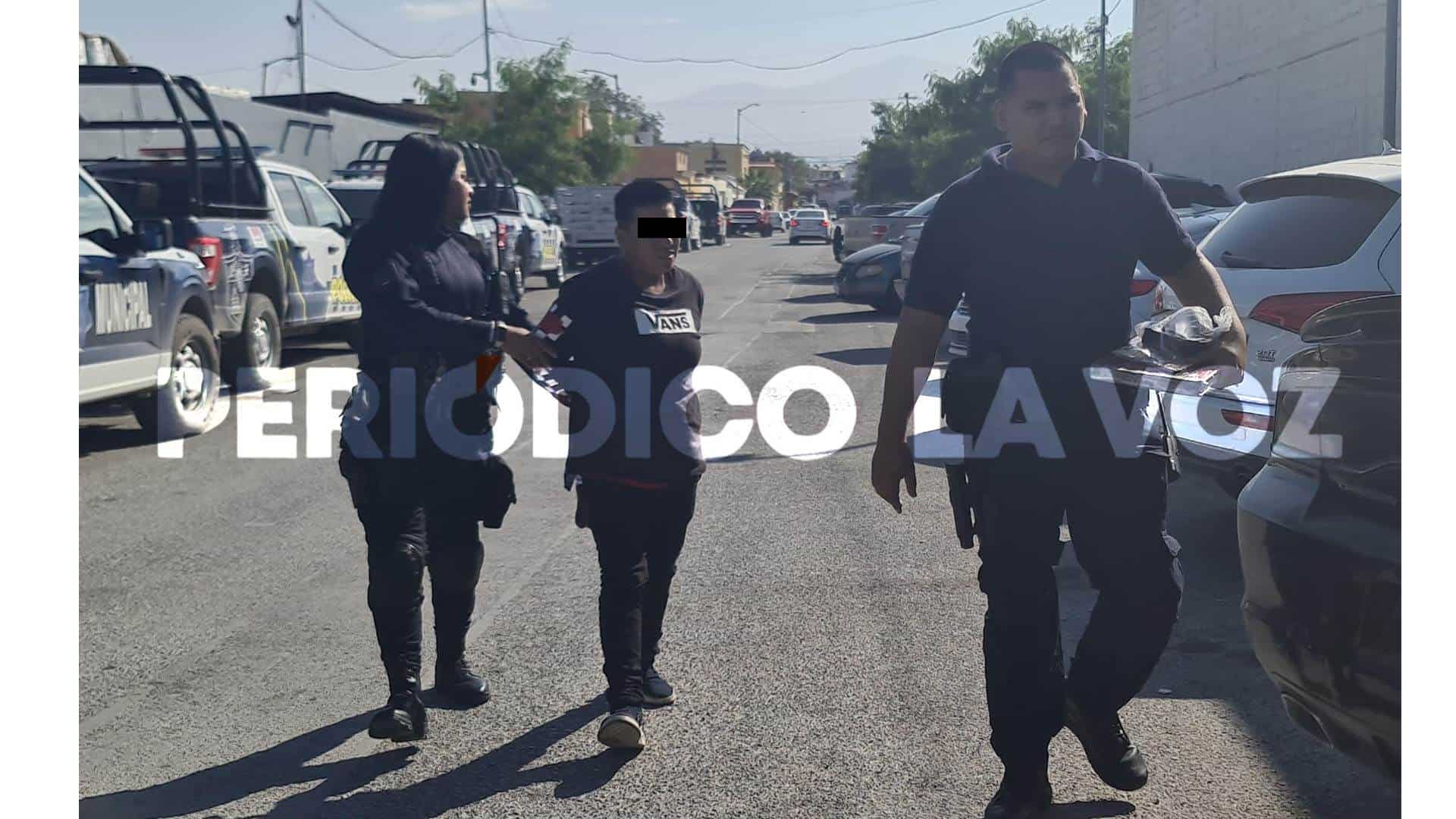 Se le ´echa´ encima a policía con un cuchillo