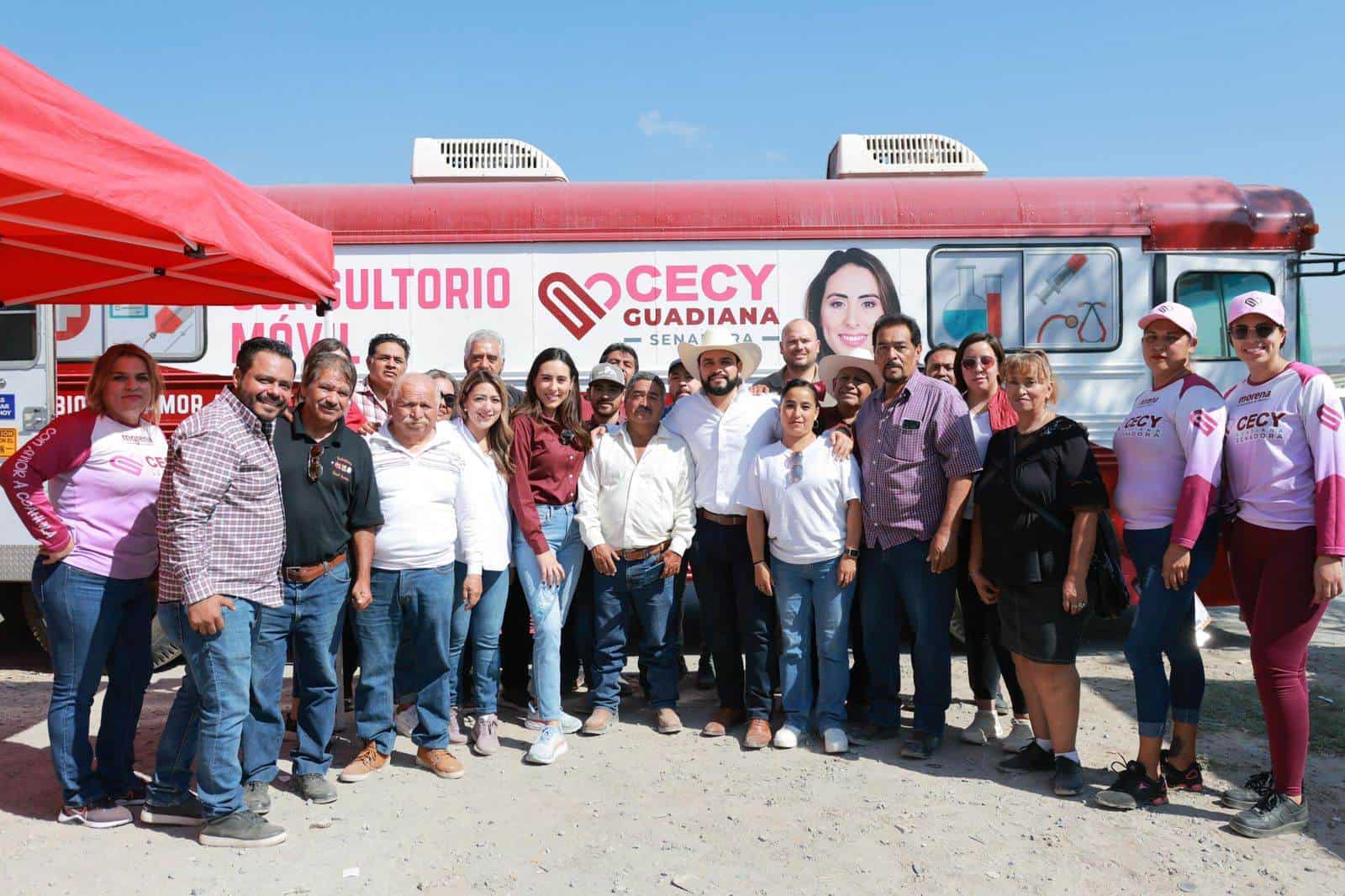 La Senadora Cecilia Guadiana en compañía de los asistentes al camión de la salud