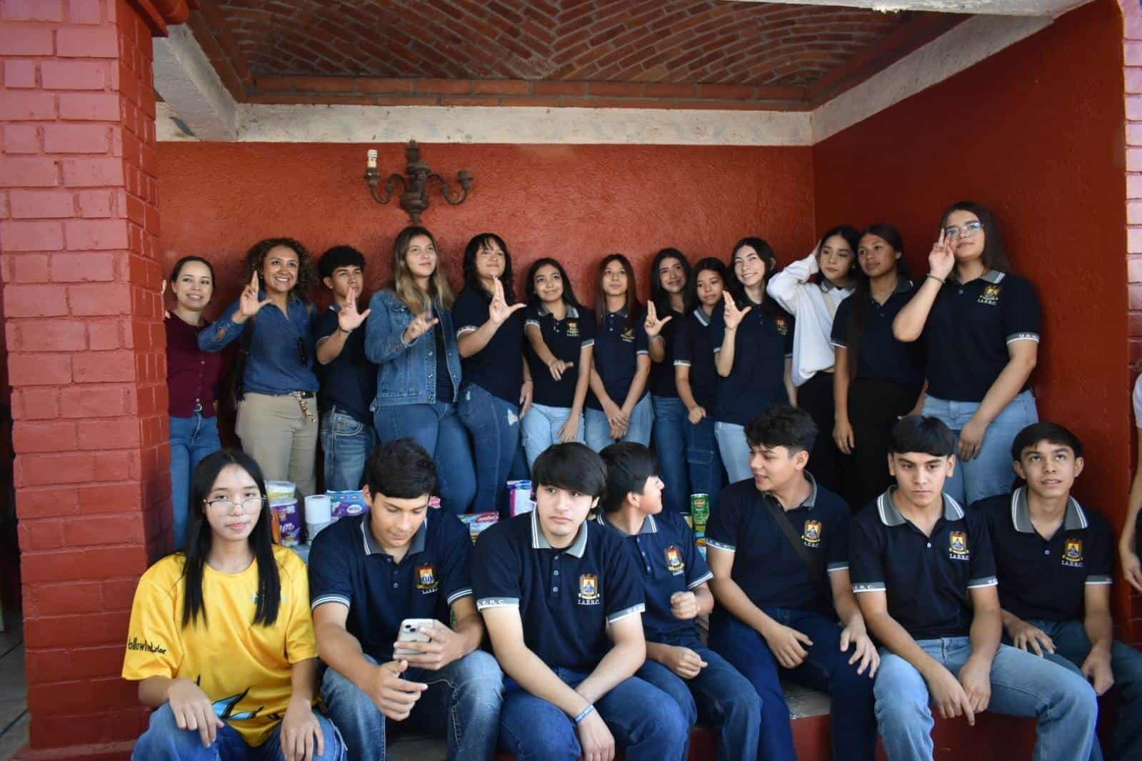 Los estudiantes de la preparatoria Adolfo E. Romo convivieron con abuelitos y abuelitas del Asilo de Ancianos “San Judas Tadeo”.