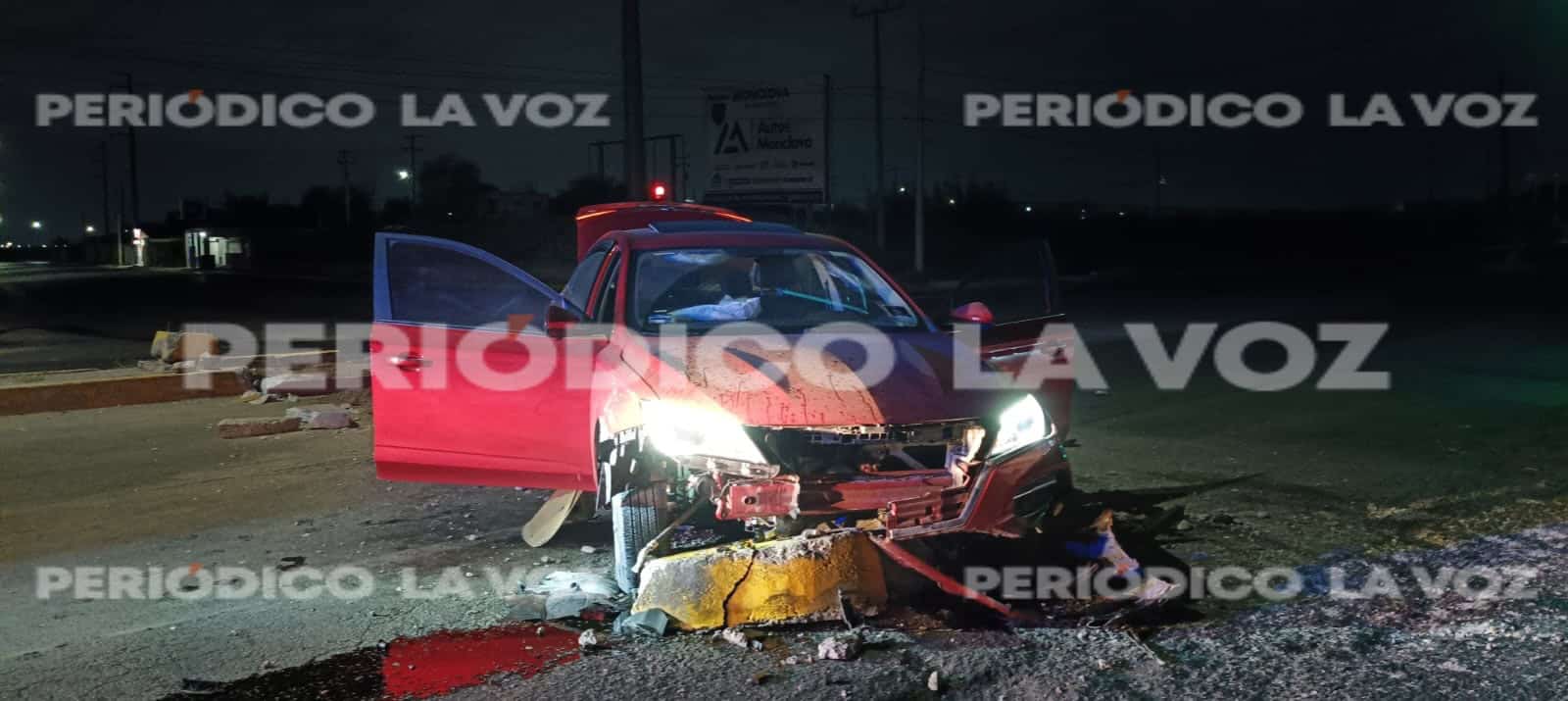 Estrella auto en camellón