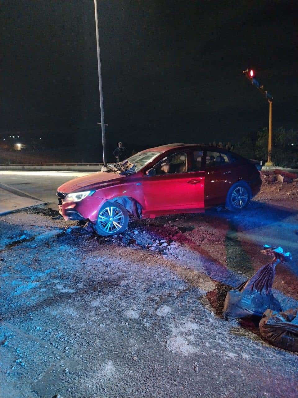 Estrella auto en camellón