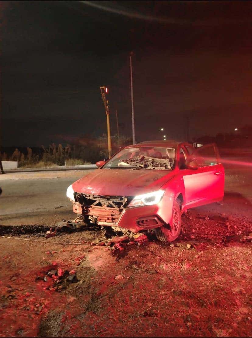 Estrella auto en camellón