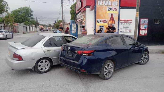 Se pasa alto, choca y lesiona a mujer