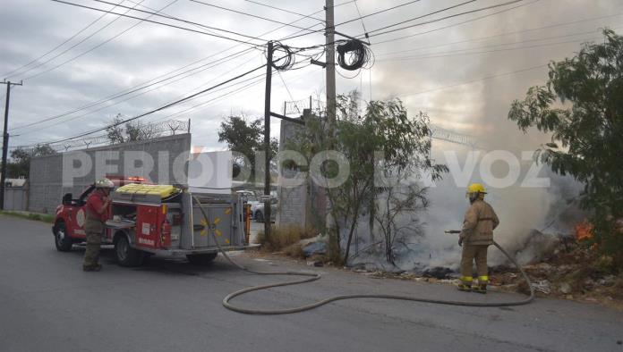 Le ´prenden´ adictos fuego a predio baldío