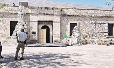 Ordenan quitar adornos para boda en museo