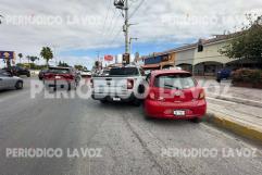 Le da cerrón a auto compacto