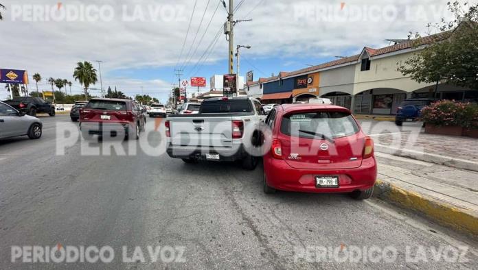 Le da cerrón a auto compacto