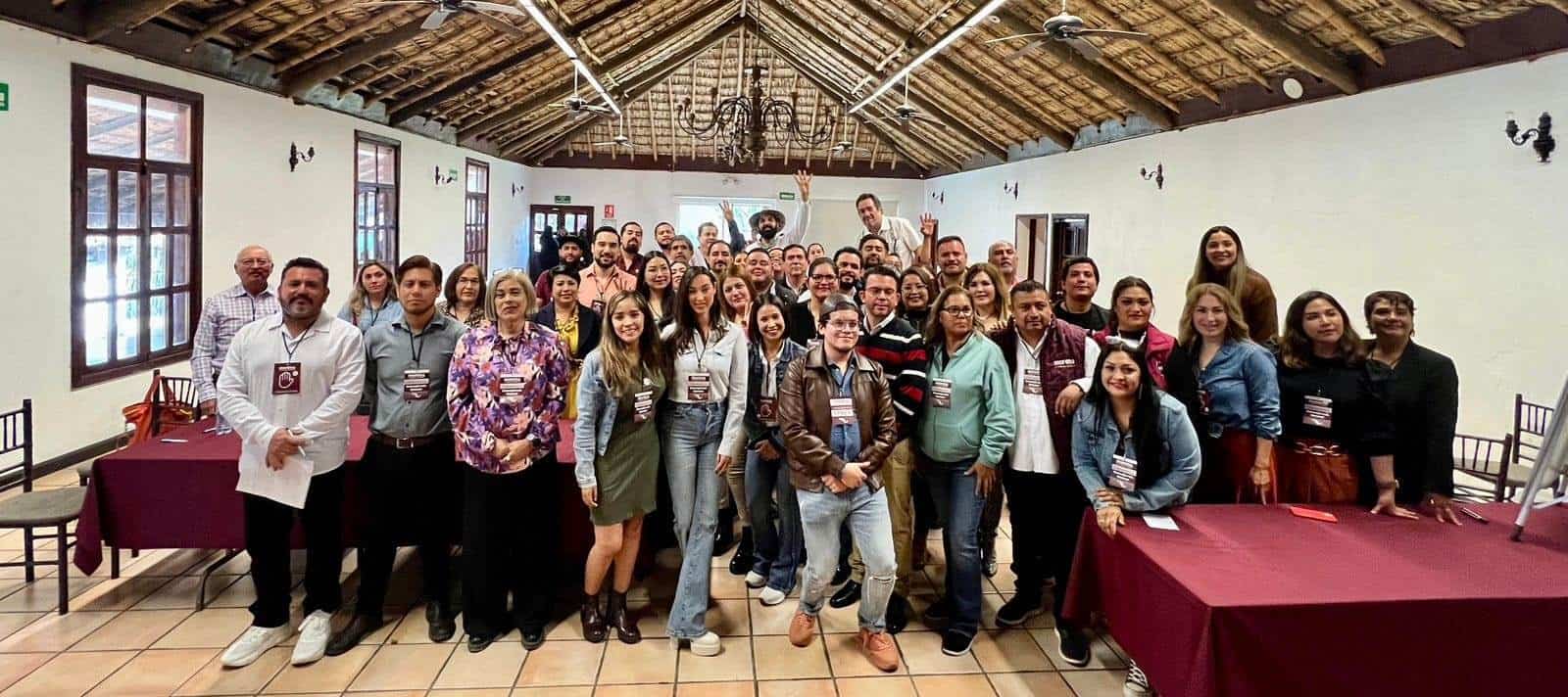Participantes en sesión extraordinaria de MORENA