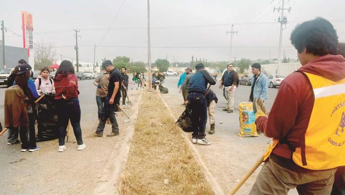 Participan UAdeC en brigada de limpieza