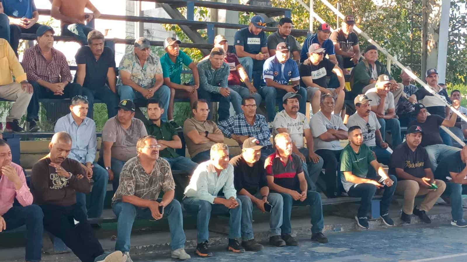 Trabajadores se unen para defender sus derechos laborales.