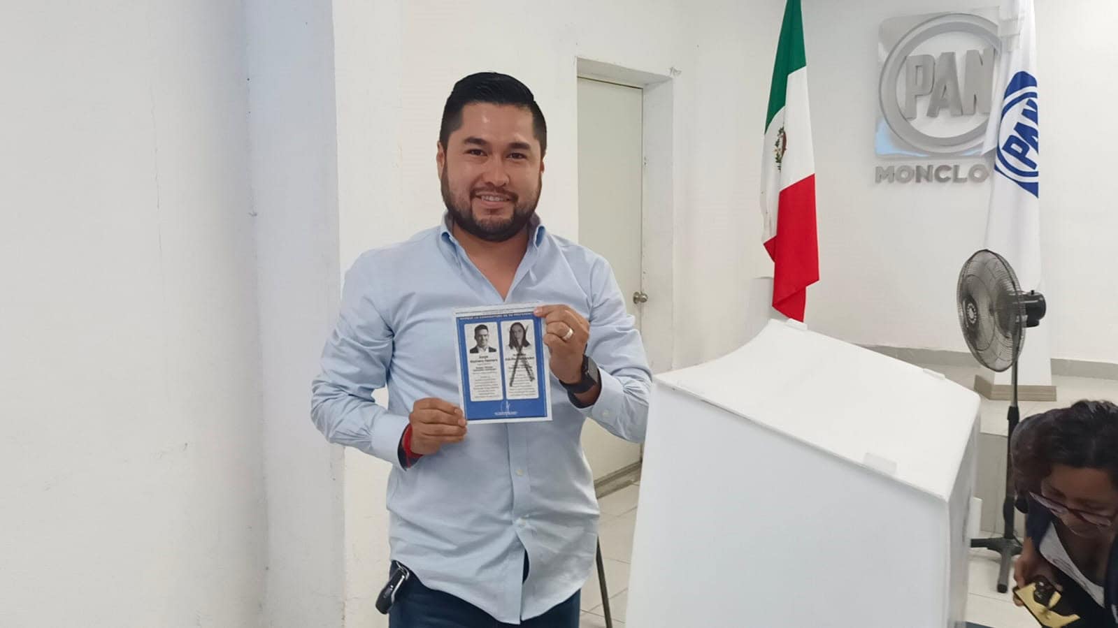 Leonardo Hernández continúa como miembro del Partido Acción Nacional.
