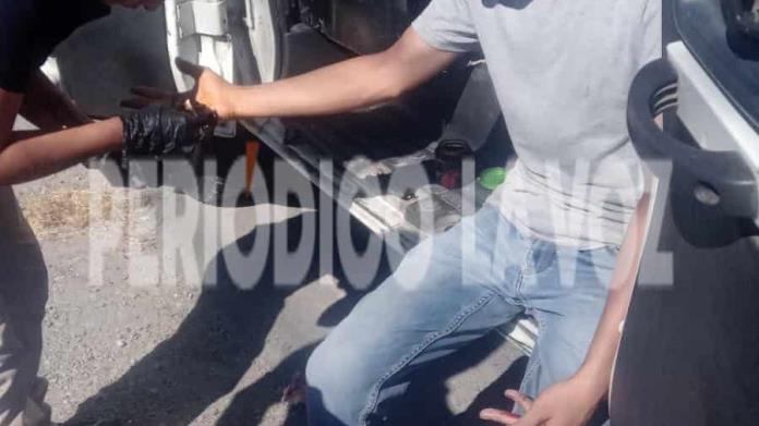 Caen dos jóvenes de una motocicleta