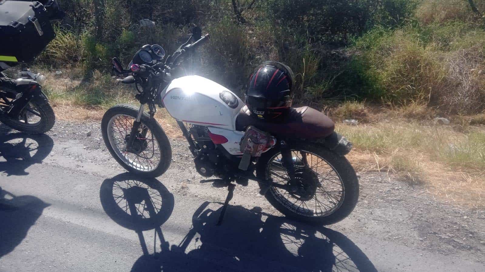 Caen dos jóvenes de una motocicleta