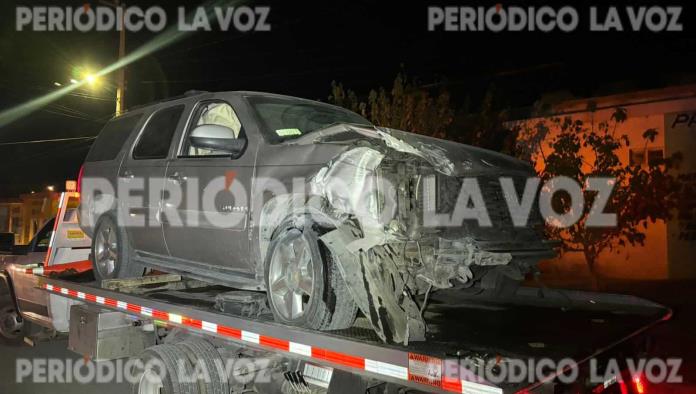 Derriba con su auto la barda de primaria