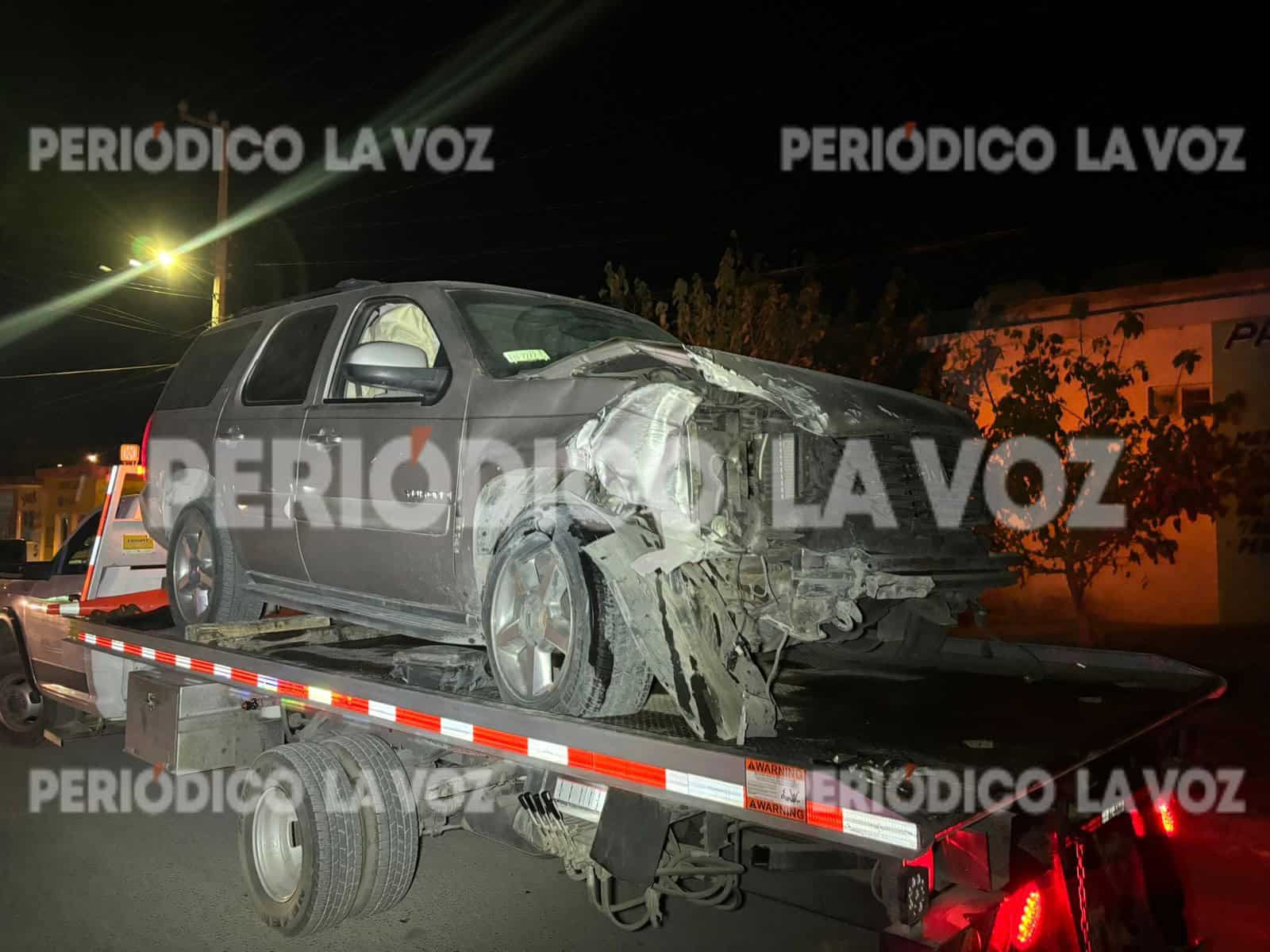 Derriba con su auto la barda de primaria