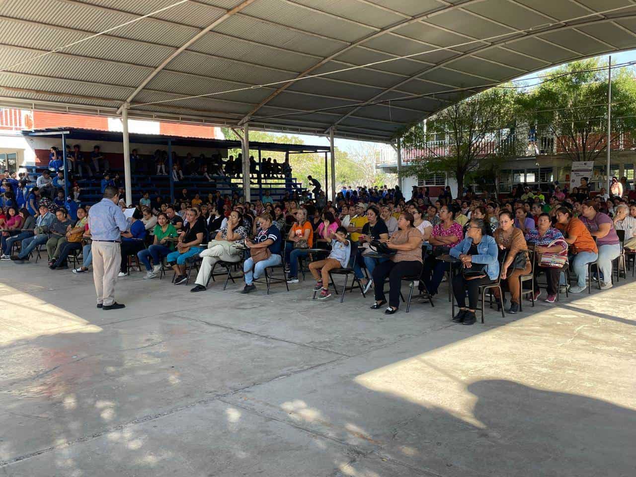 Se aprovechan de becas federales para cobrar por el registro.