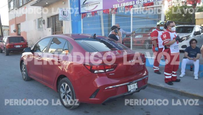 Embiste a estudiante de enfermería