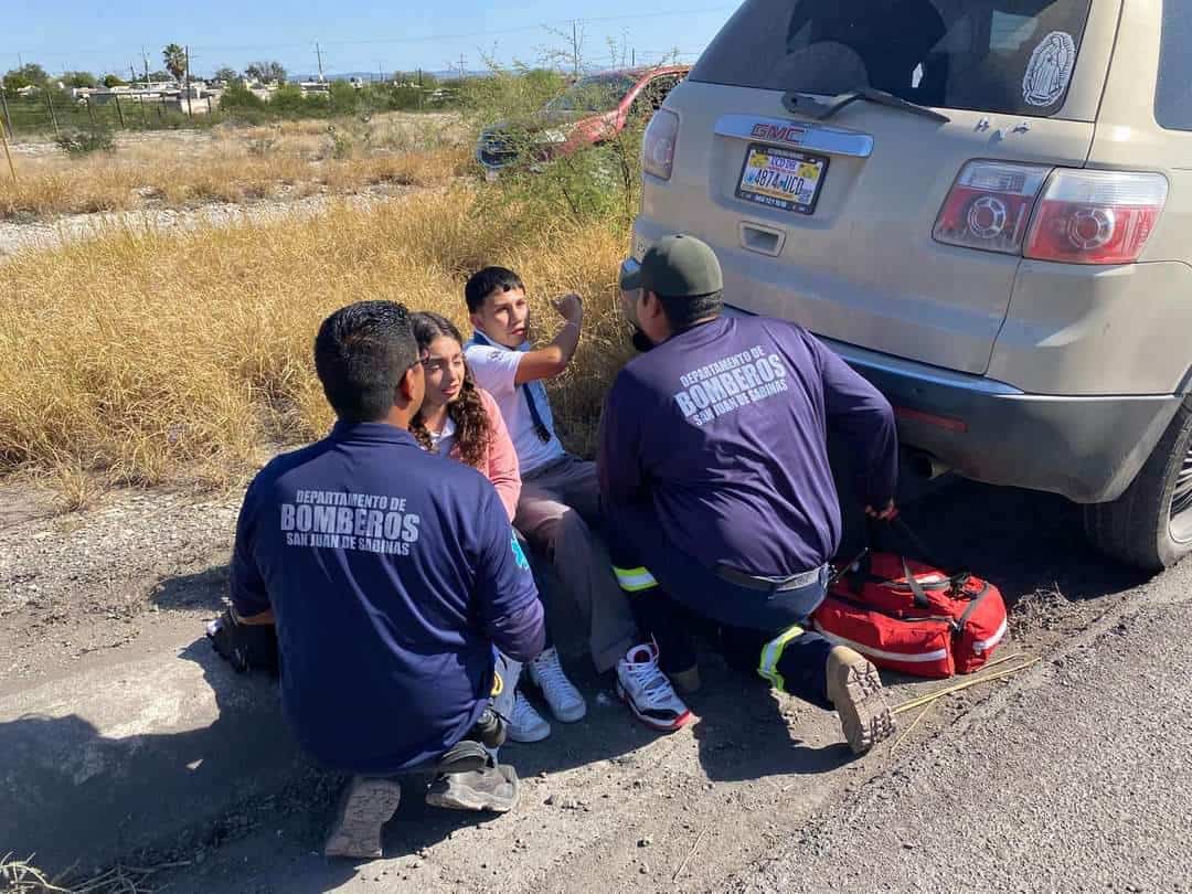 Personal de bomberos de Nueva Rosita atiende a una estudiante lesionada.