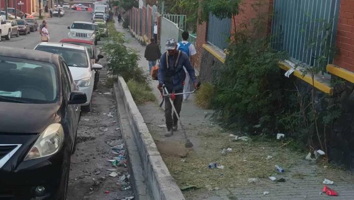 Hacen limpieza en los alrededores del IMSS