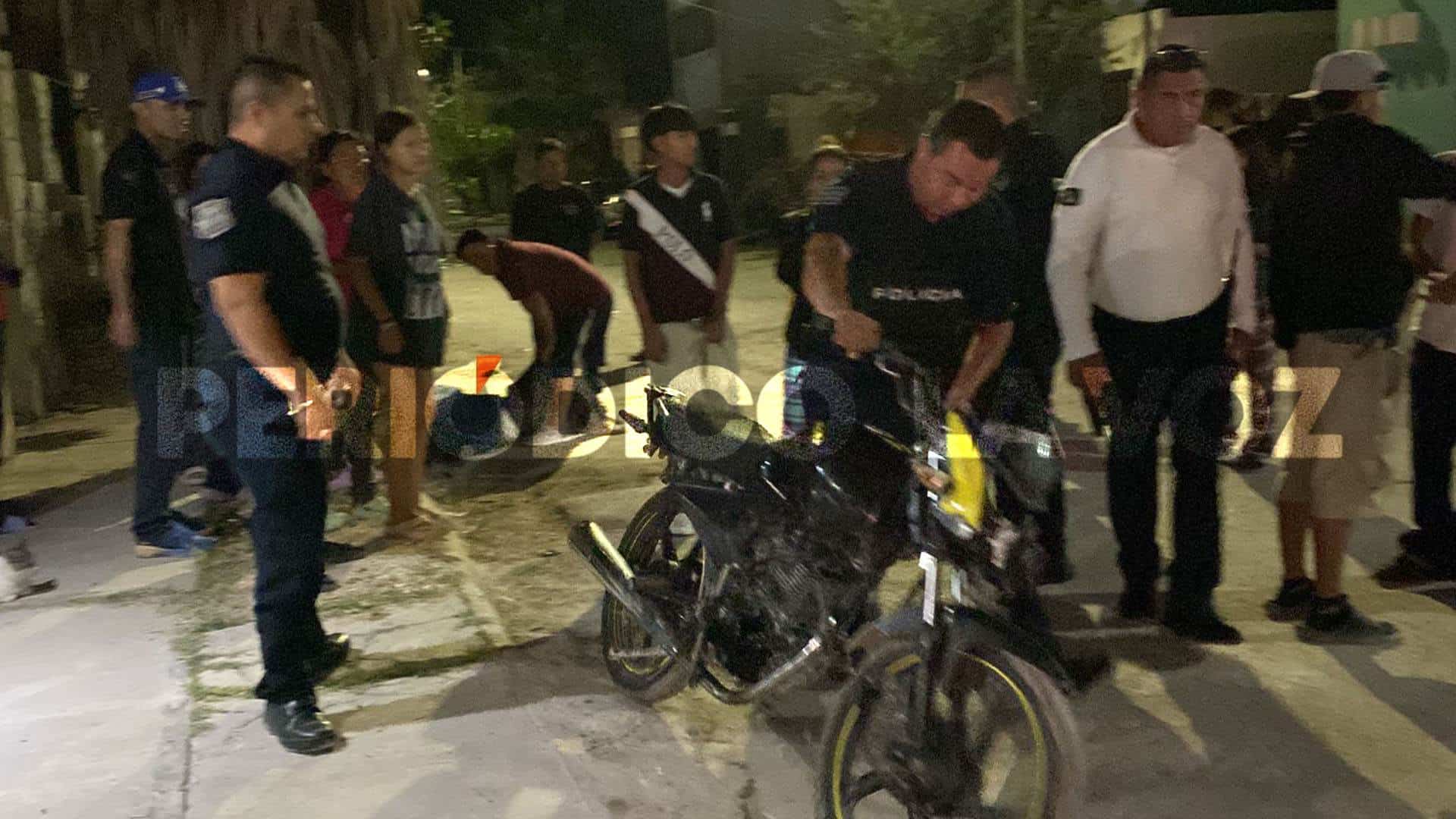 Tumba a jóvenes de motocicleta