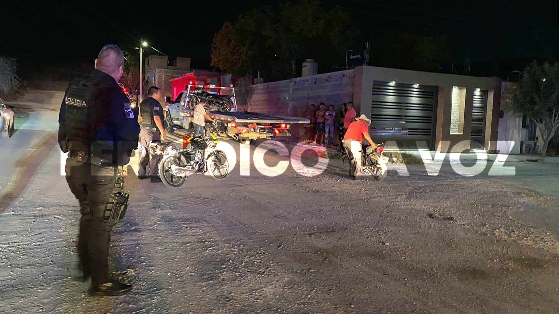 Tumba a jóvenes de motocicleta