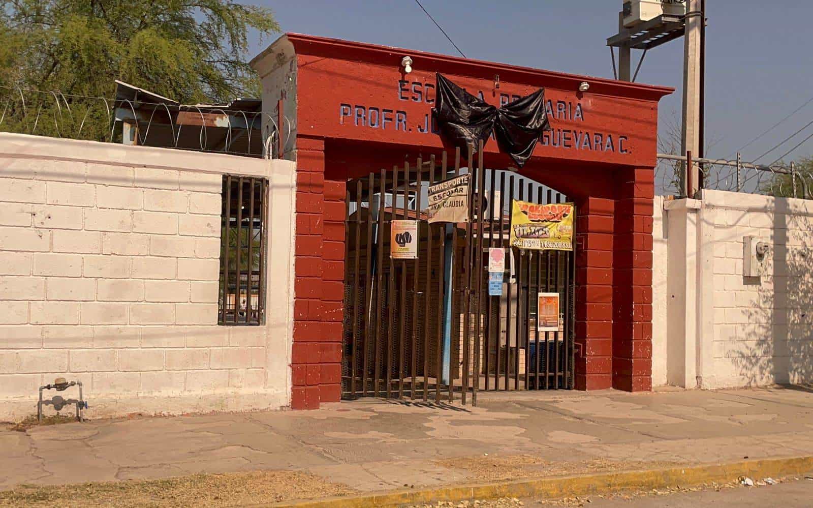Colocan moño negro en escuela a donde asistía Damián.