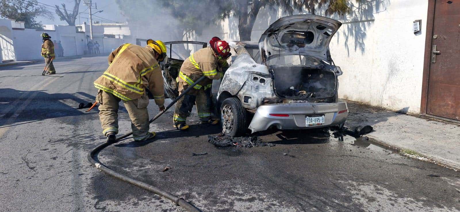 Se le quema auto camino al colegio